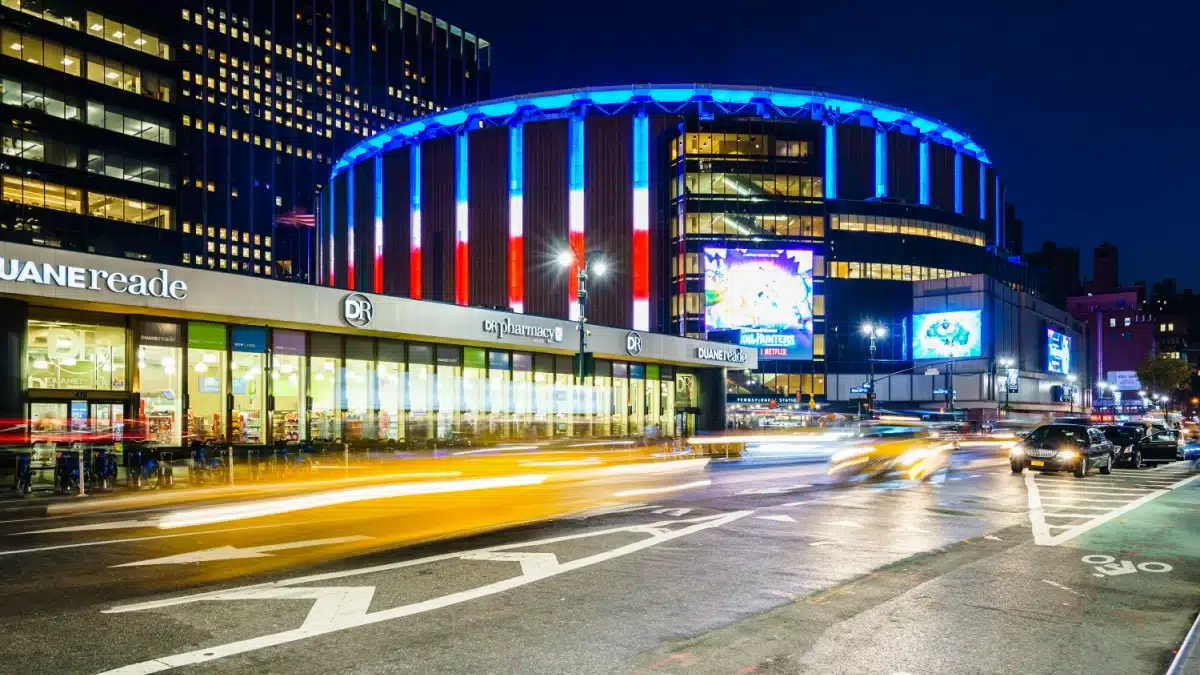 The Knicks aim for their third straight victory when they host the Warriors on Sunday.